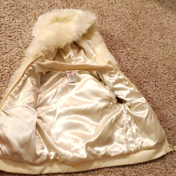 Like New Plush Hoodie Vest - Picture 2 of 4